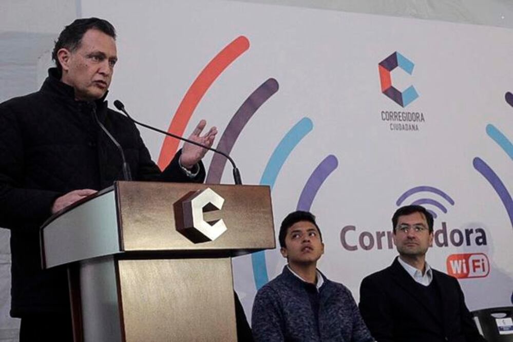 El alcalde de Corregidora, Mauricio Kuri González, detalló que se espera que en los primeros días se estén conectando a la red de internet gratuita entre 150 y 200 usuarios al día de manera simultánea (MARIO VALDES. EL UNIVERSAL)