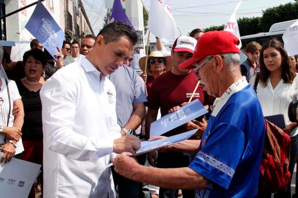 El candidato a la alcaldía de Querétaro por la coalición Juntos Haremos Historia, Adolfo Ríos García, recorrió la calle de Ezequiel Montes, en el Centro Histórico / Foto: Guillermo González