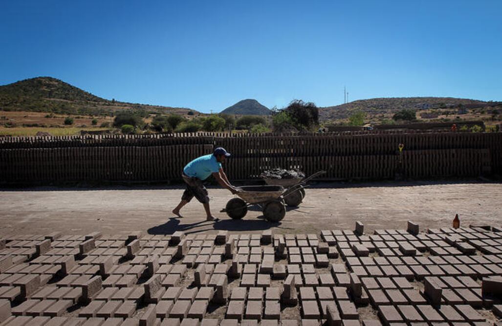 La técnica que usa Miguel para elaborar sus ladrillos es muy exacta y la ha perfeccionado con los años; las mezclas no tienen que quedar pegajosas porque se puede tronar, ni debe estar demasiado arenosa porque se desmorona (LUIS SÁNCHEZ)