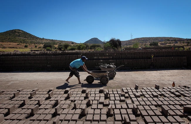 “Fabricar tabiques es un trabajo estable”: Miguel Campos
