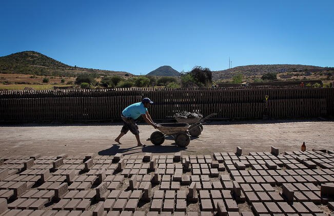 La técnica que usa Miguel para elaborar sus ladrillos es muy exacta y la ha perfeccionado con los años; las mezclas no tienen que quedar pegajosas porque se puede tronar, ni debe estar demasiado arenosa porque se desmorona (LUIS SÁNCHEZ)