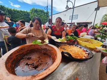Santa María Magdalena, la comunidad queretana donde la gente se une por el mole 