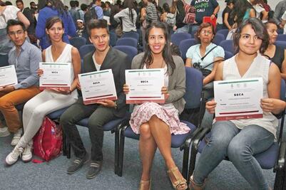 Benefician a estudiantes de la UAQ con becas