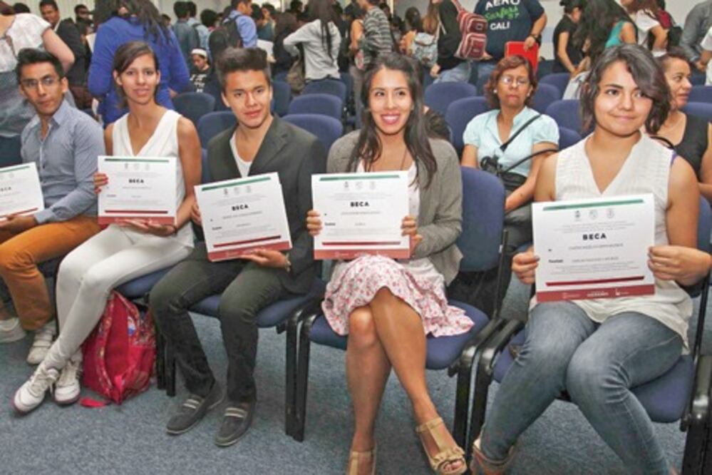Benefician a estudiantes de la UAQ con becas