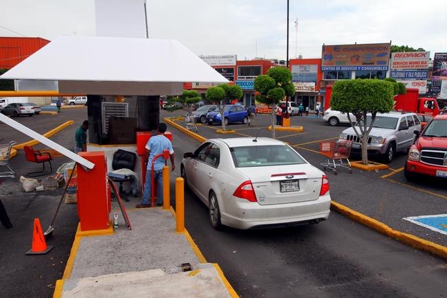 Caen ventas por el cobro de estacionamientos