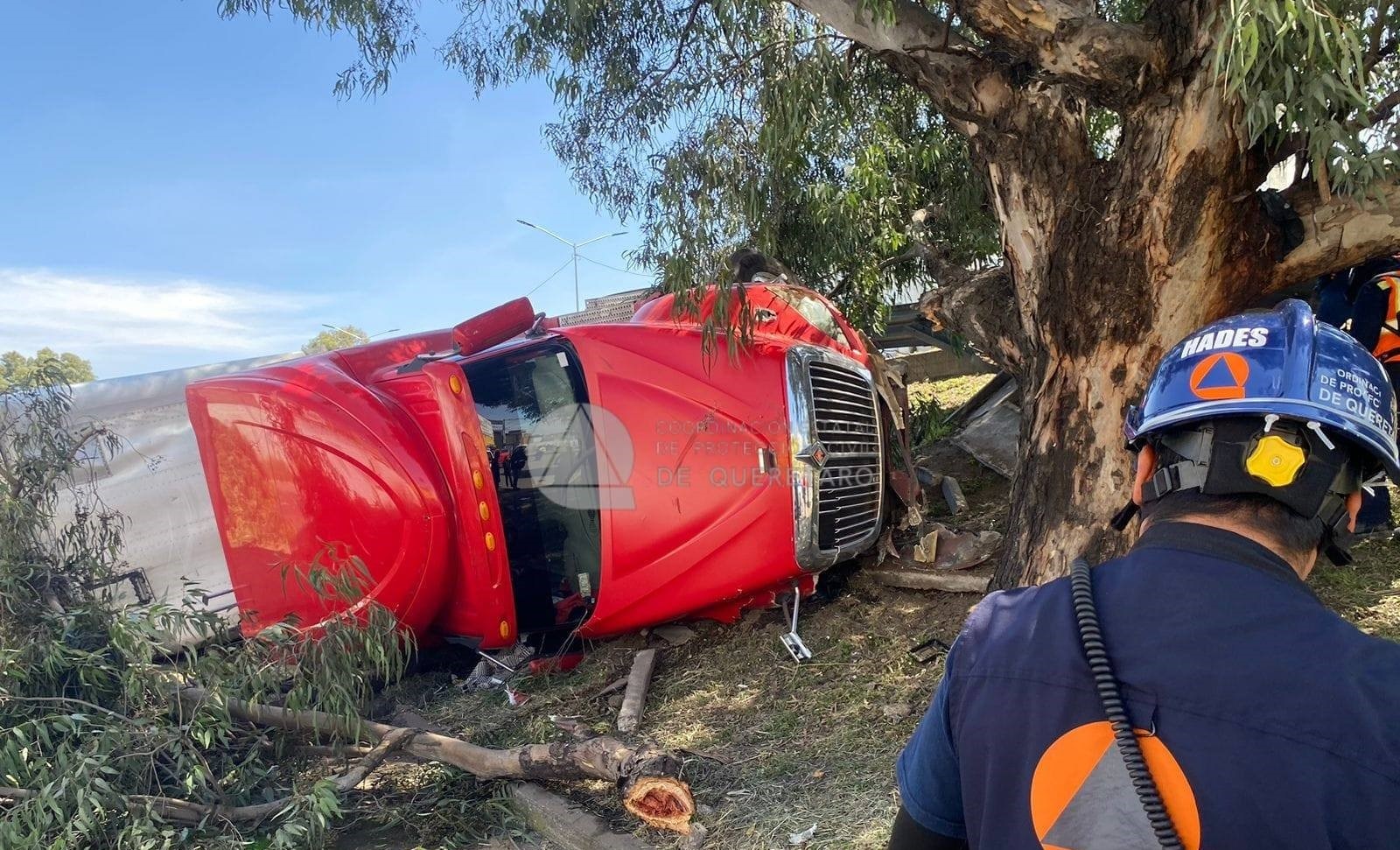 Transporte de carga pesada vuelca en la carretera 57