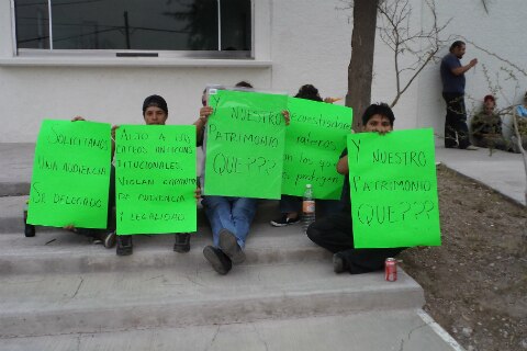 Locatarios reclaman a PGR por decomiso