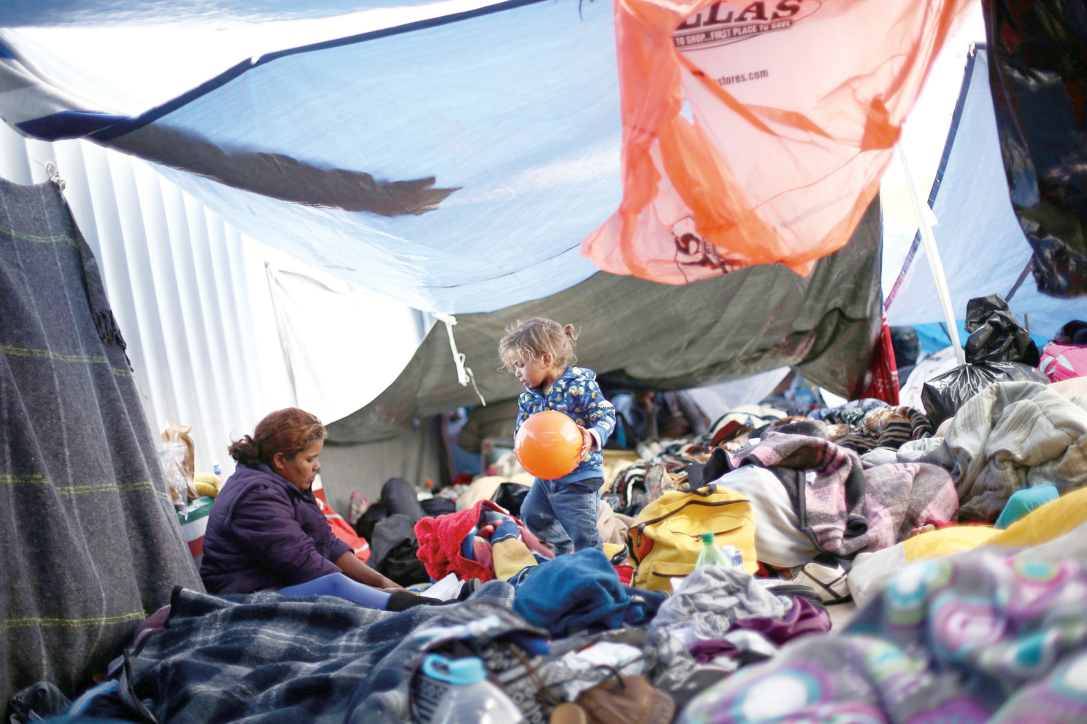 Avanzan pedidos de asilo de migrantes de caravana