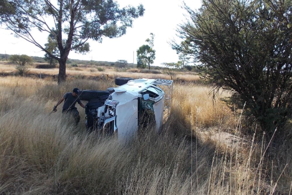 Vuelca camioneta al incorporarse a B. Quintana