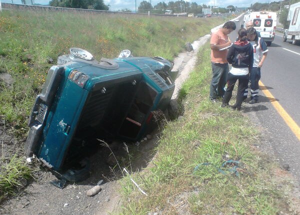 Vuelca camioneta
