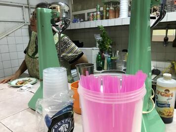 Vendedores se adaptan a la prohibición de los popotes 