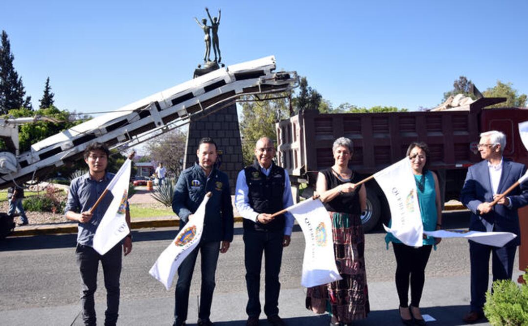 El alcalde Marcos Aguilar junto a la rectora Teresa García en el arranque de las obras en la explanada de la UAQ (ESPECIAL)