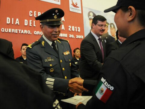Condecoran servicio de 190 policías