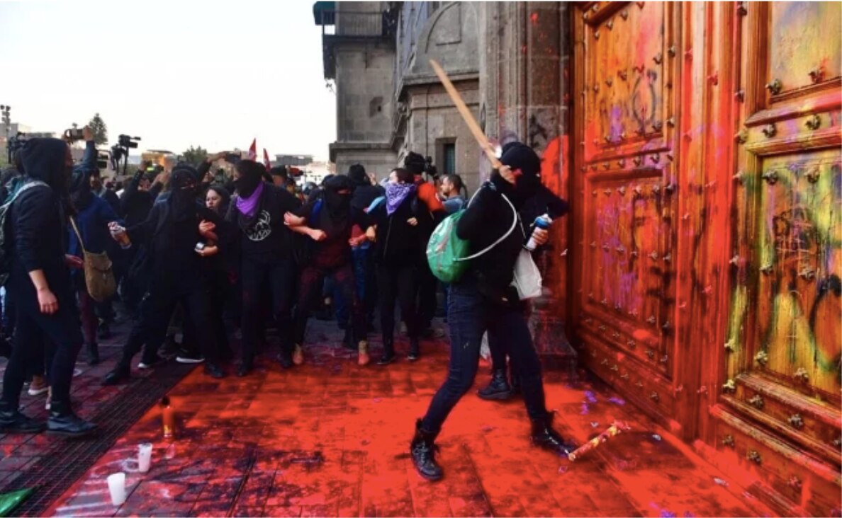 Abren carpeta de investigación por pintas en Palacio Nacional