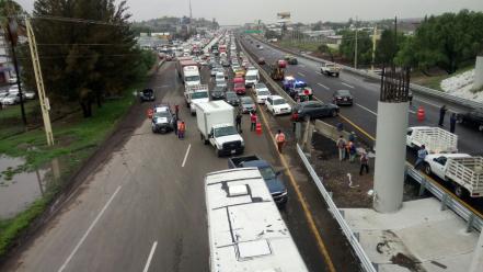 Colapsa carretera a San Luis Potosí por torrencial lluvia