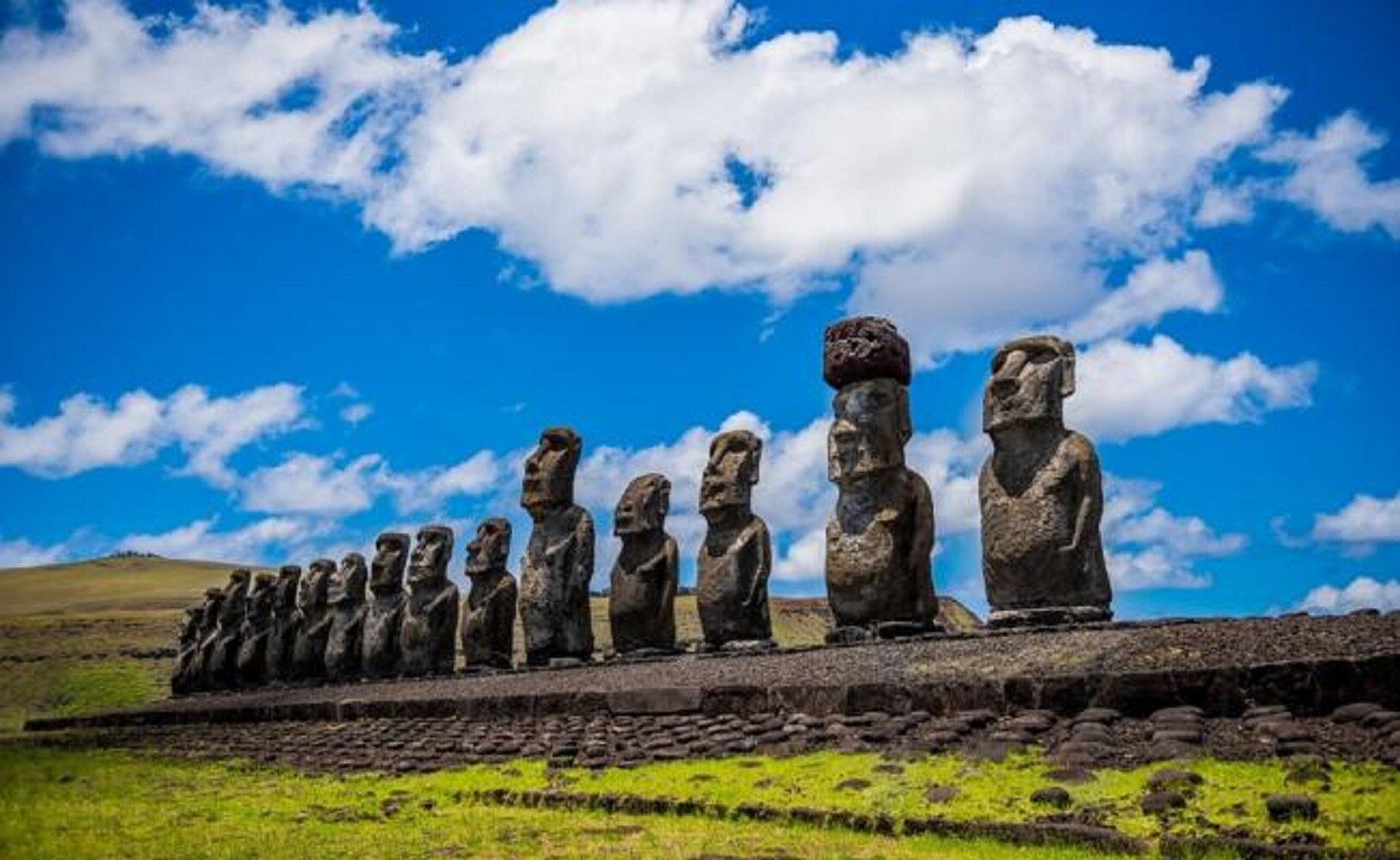 En Tapati Rapa Nui el sol sale por detrás de los quince moai; las estatuas se recortan a contraluz. (Pixabay)