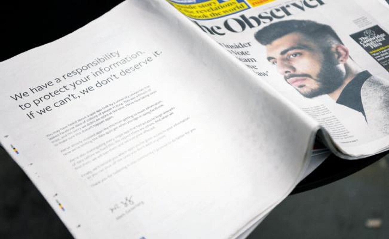 El diario The Observer fue uno de los periódicos de EU y Reino Unido que publicaron ayer la disculpa del director de Facebook, Mark Zuckerberg (NEIL HALL. EFE)