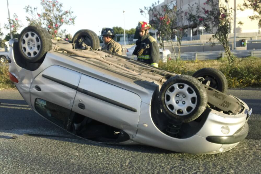 Choque deja volcadura en carretera 40