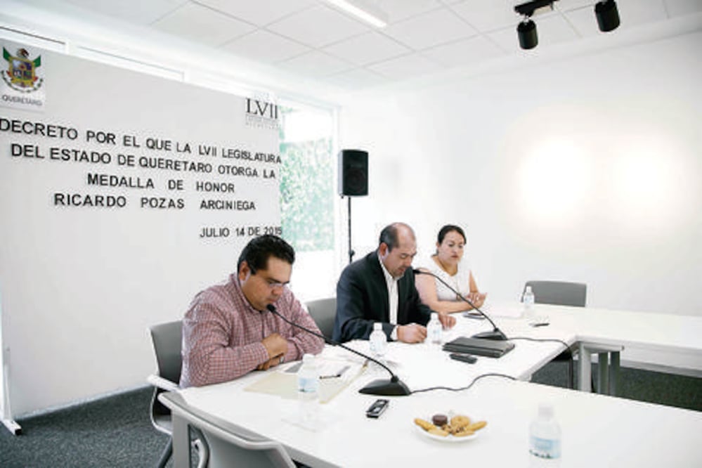 Reconocen a profesor por conservar la lengua otomí