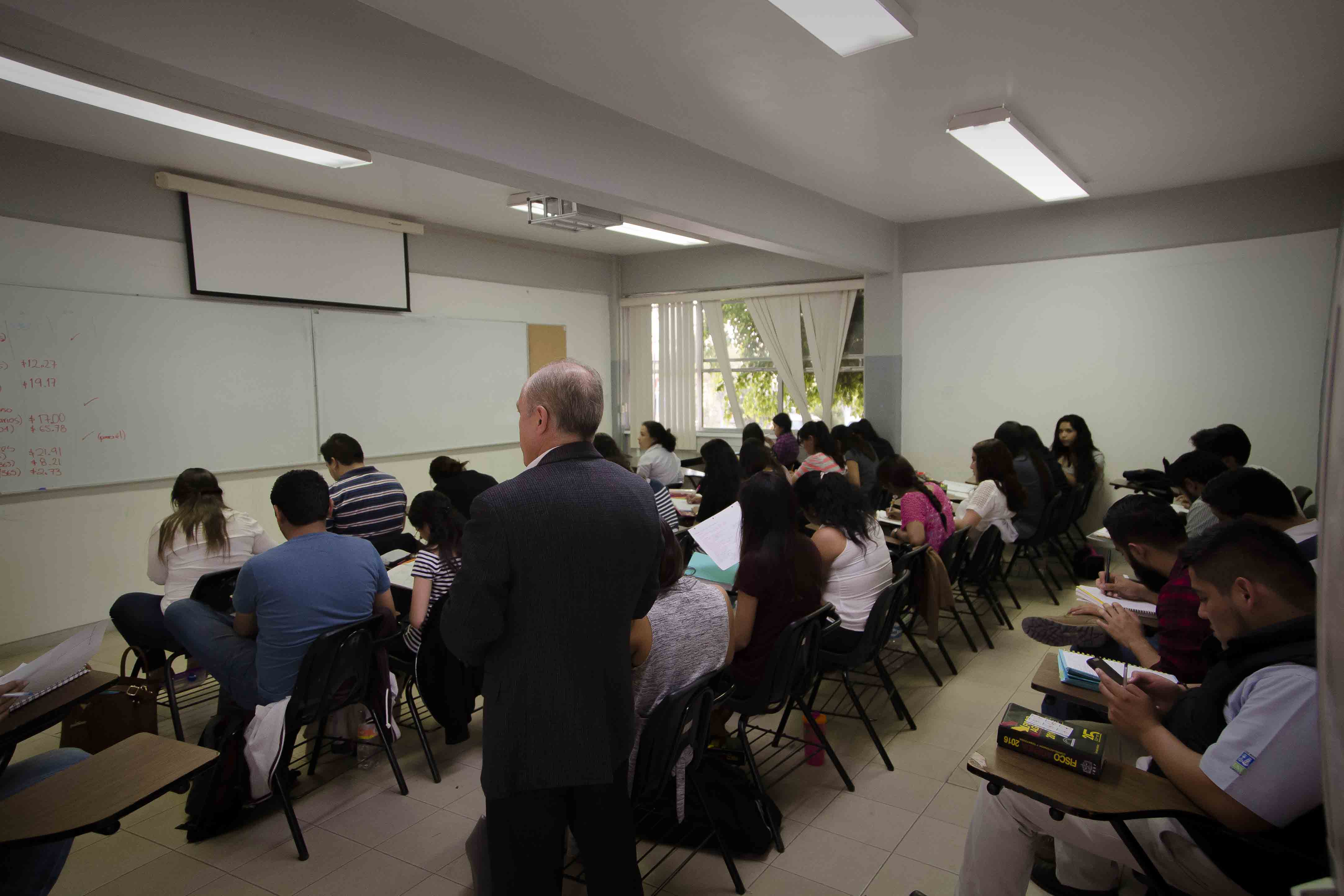 Reinstalarán a 130 docentes cesados