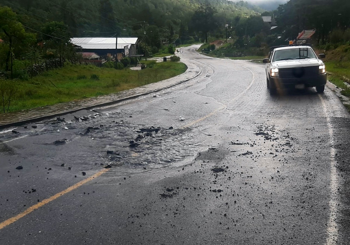 Grace deja derrumbes y árboles caídos en Querétaro