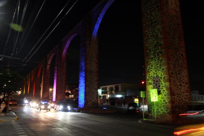 UAQ ofrece revisar socavón en calzada de Los Arcos