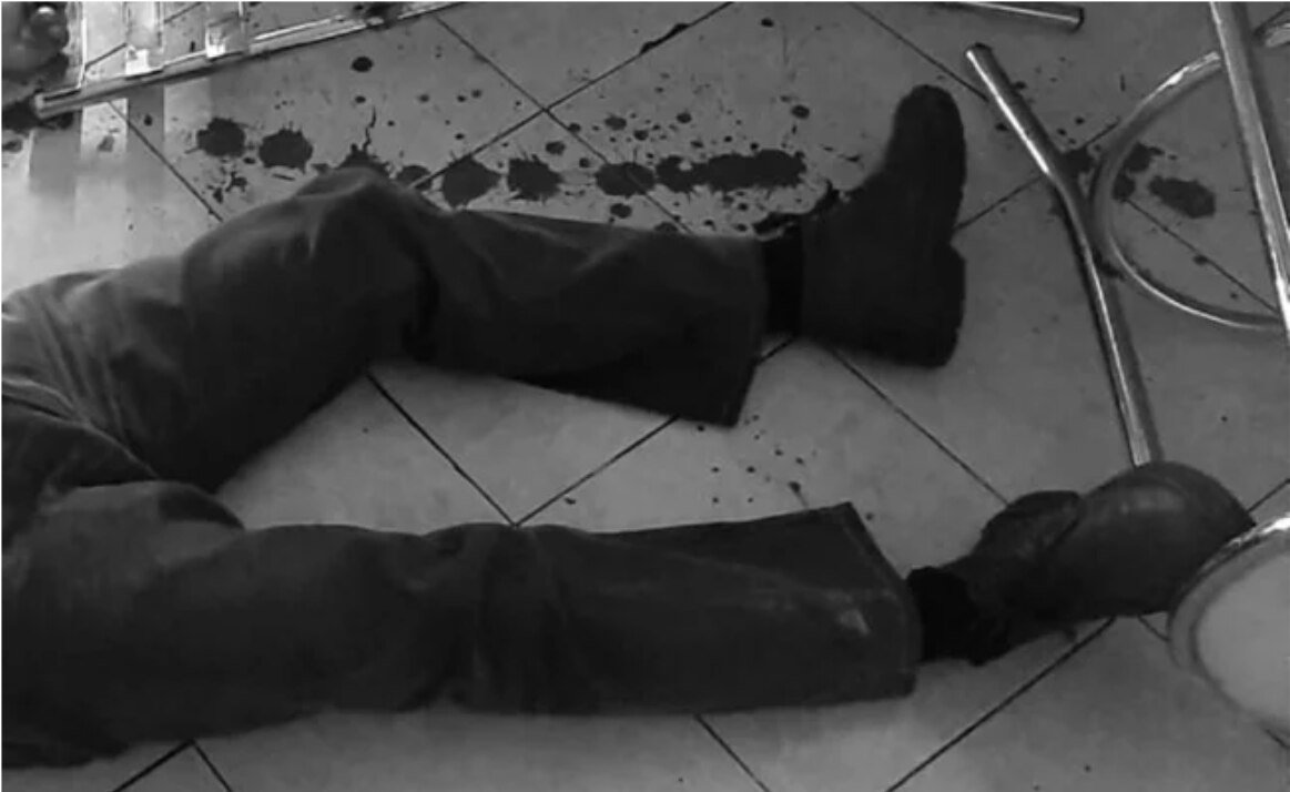 Encapuchado mata a hombre dentro de cocina económica en Neza