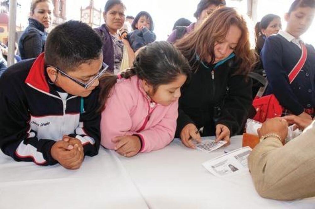 Entregan becas en San Juan del Río