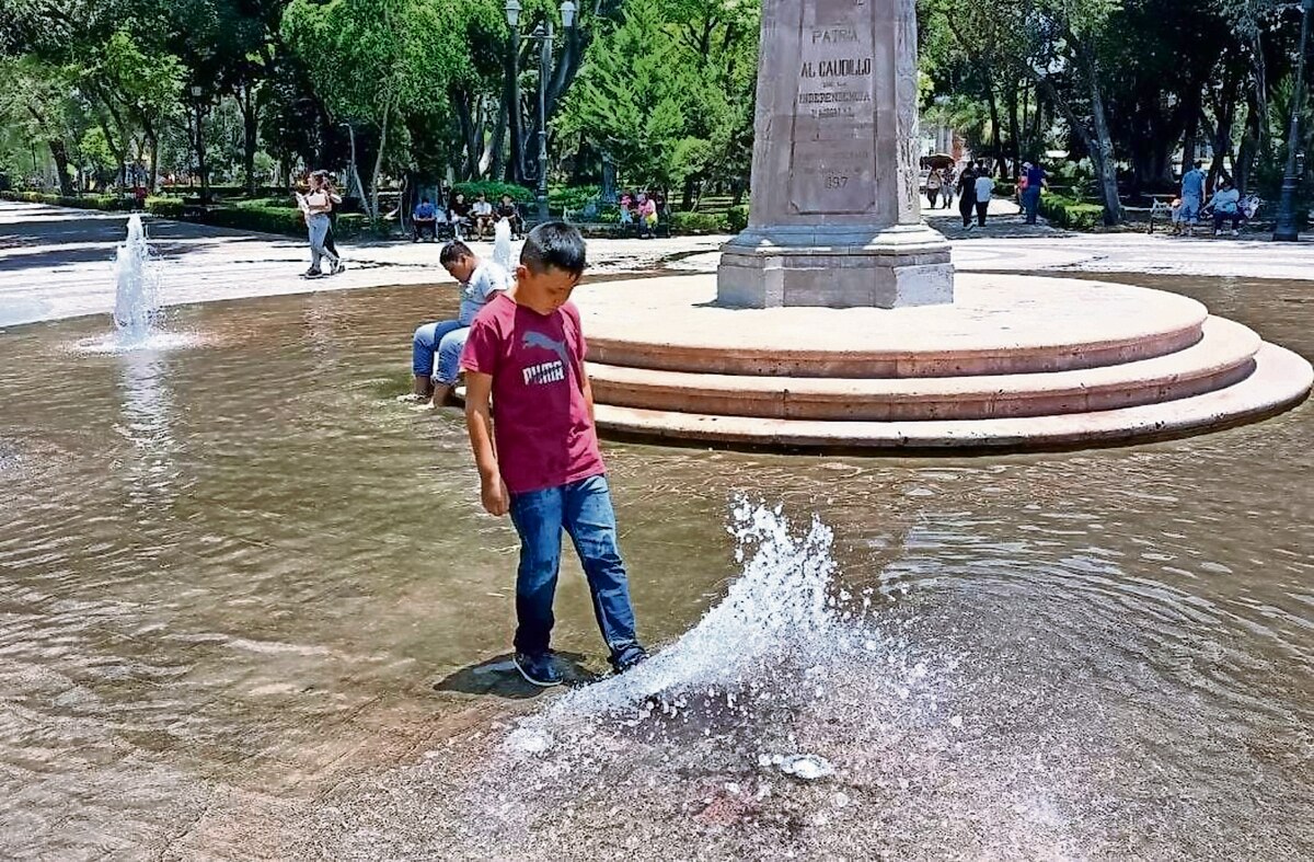 Capitalinos se refrescan ante altas temperaturas