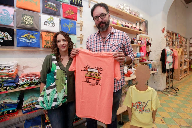 Playeras y bolsas artesanales para preservar el medio ambiente