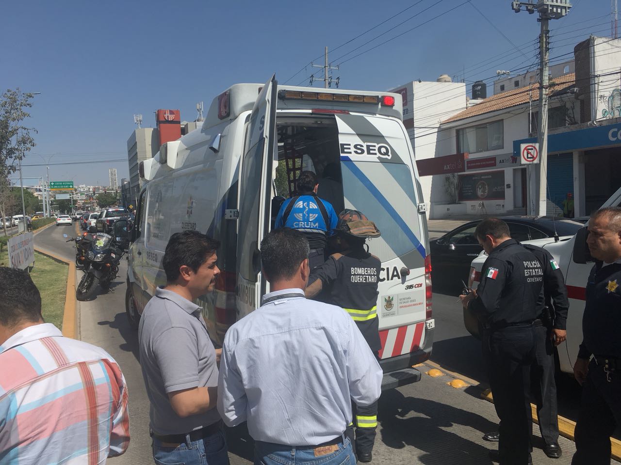 Atienden a los transeúntes lesionados que cruzaron carril confinado del Eje Constitución de 1917