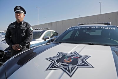 Entrega gobernador 43 patrullas a policías   