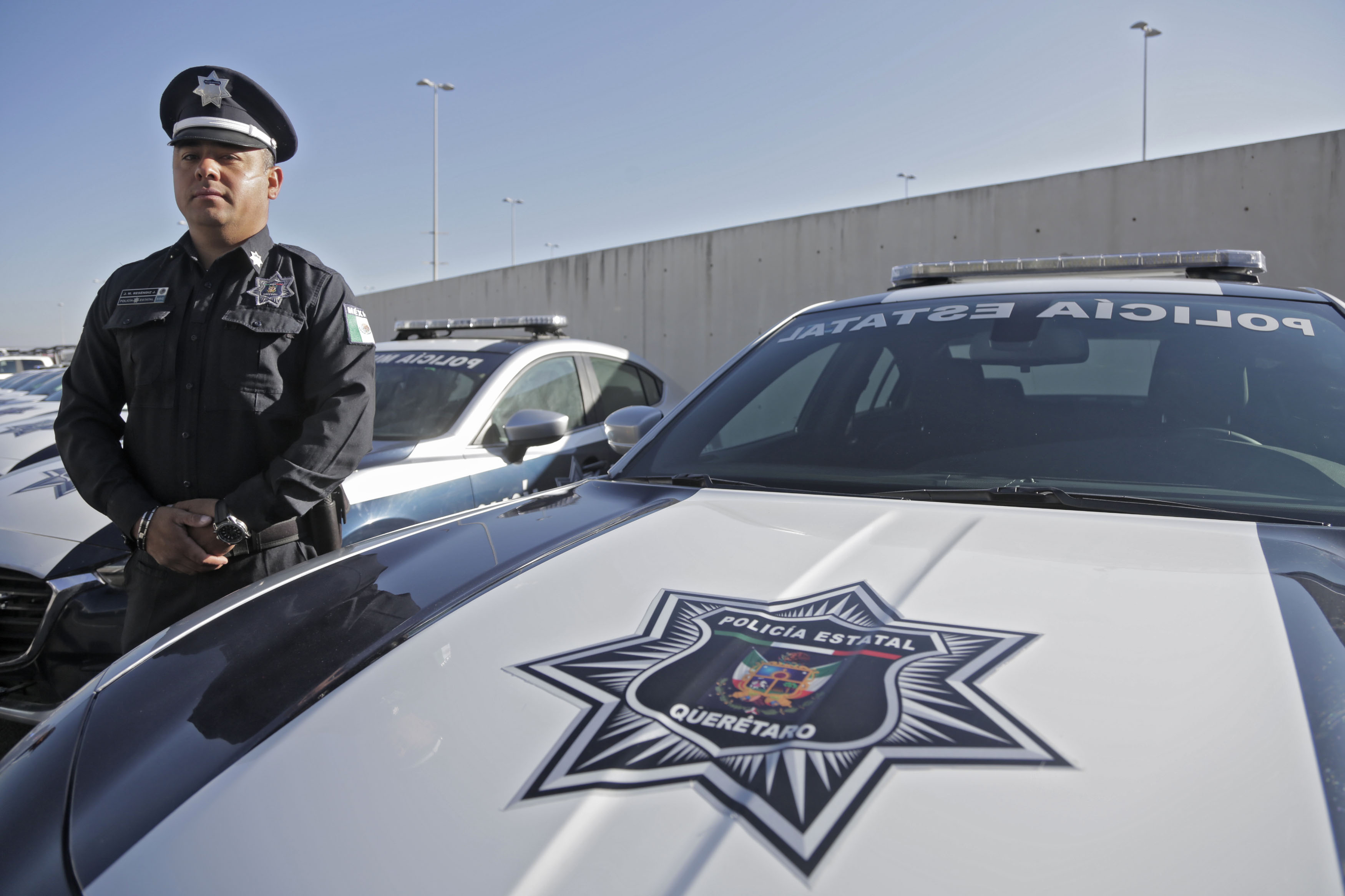 Entrega gobernador 43 patrullas a policías