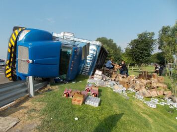 Vuelca camión con 12 toneladas de cerveza