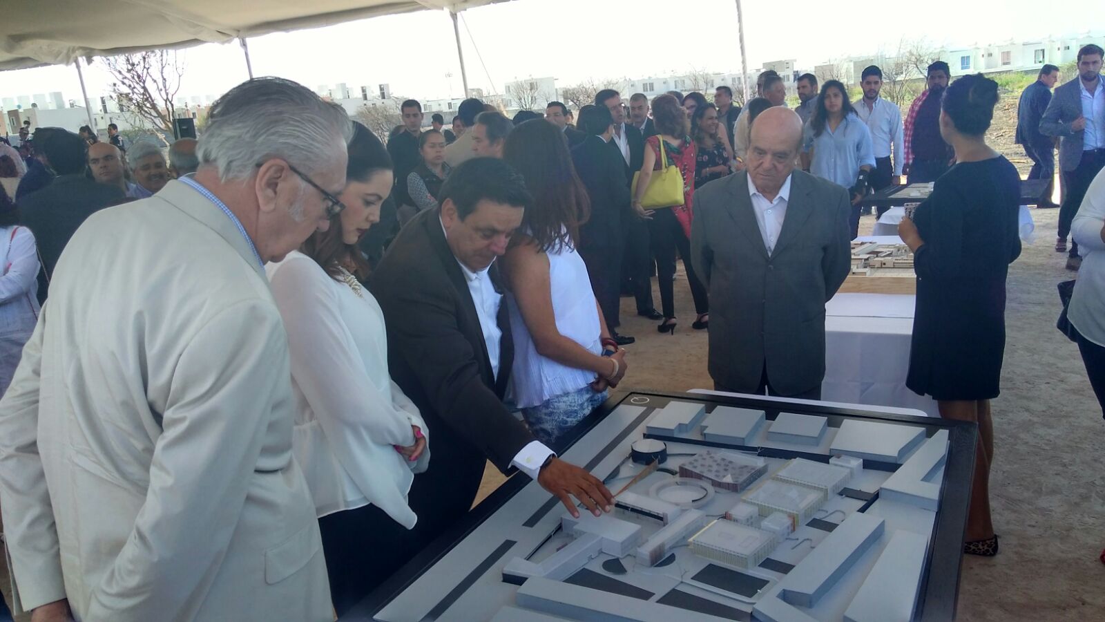 Colocan la primera piedra de la Ciudad de los Niños "Josefa Vergara"