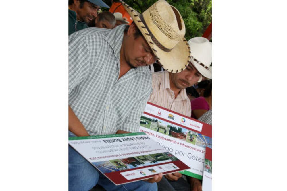 Entregan 14 mdp en apoyos al campo