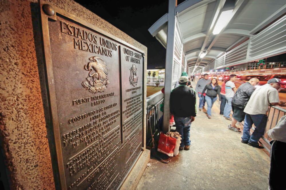 Héctor Loa Luján, encargado de un club de migrantes, relata que sus nietos que viven en Estados Unidos han sido blanco de insultos en sus escuelas (MARTHA ROMERO. EL UNIVERSAL)