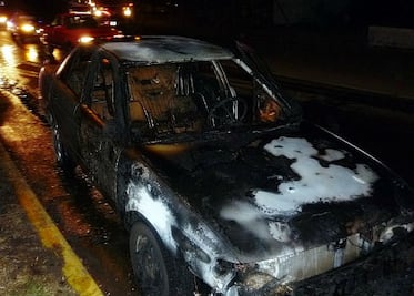 Se incendia vehículo al parecer por un corto circuito
