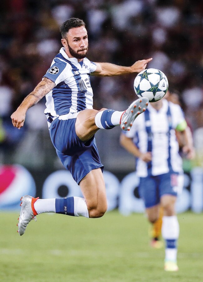 Layún y sus Dragones visitan al campeón de Inglaterra. ANGELO CARCONI. EFE