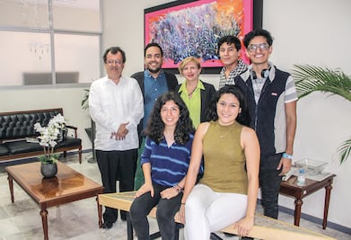 Crea UAQ muebles con material reciclado