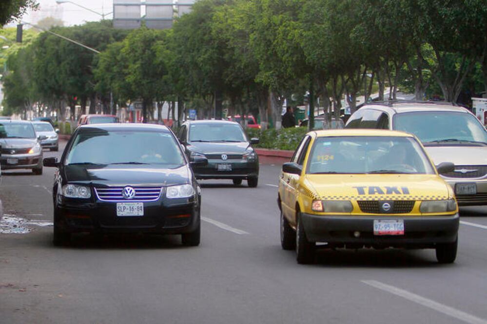 Manuel Mendoza señala que se debe de atacar la problemática de taxis pirata, no sólo porque les afecta a los concesionarios, sino porque también ponen en riesgo a la ciudadanía que los utiliza. Foto: ESPECIAL