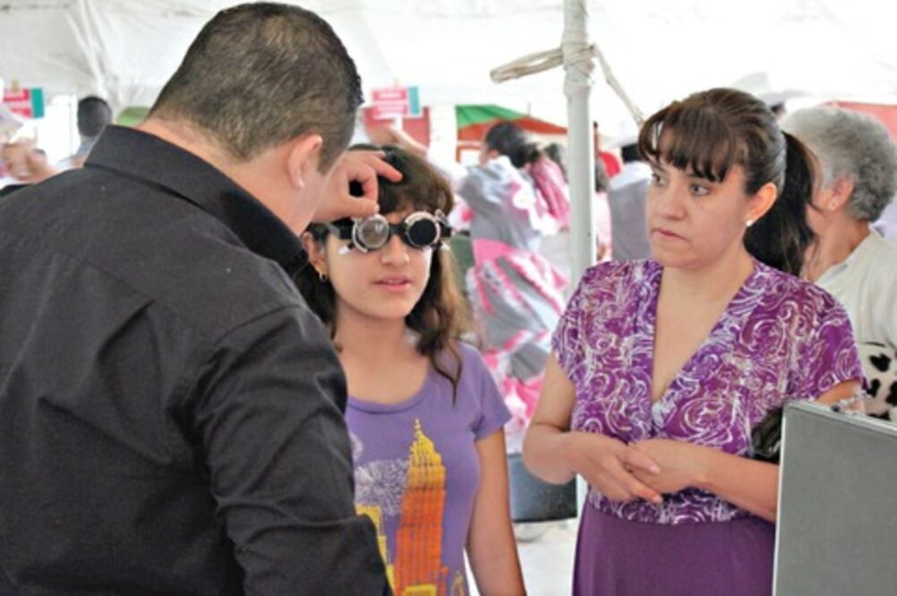 Otorgan anteojos a 250 niños