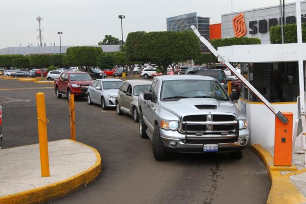 Ciudadanos consideran que la falta de lugares para estacionarse en el Centro Histórico es un problema creciente, por lo que se ven obligados a pagar por un lugar para resguardar sus vehículos. (Fotos: GONZALO IBÁÑEZ)
