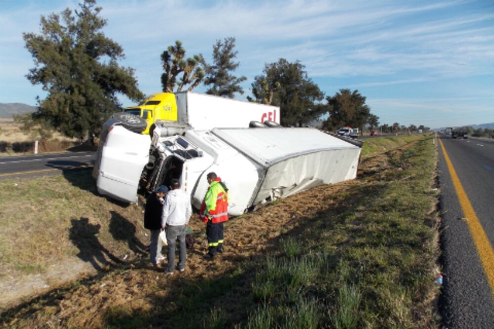 Vuelca tráiler en la 57