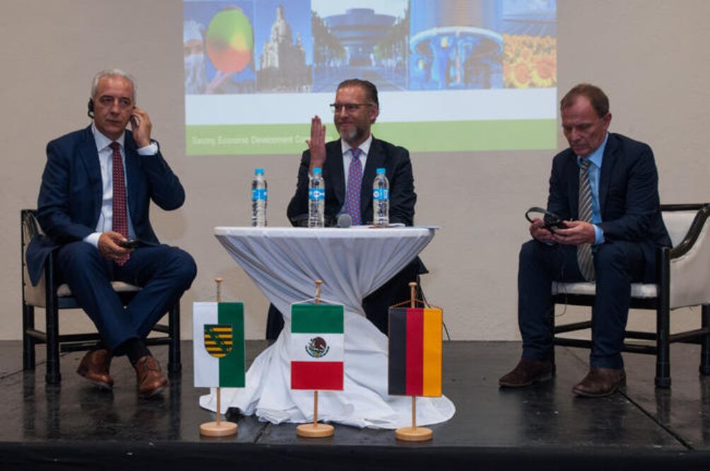 Stanislaw Tillich, primer ministro del Sajonia y presidente del Consejo Federal de Alemania, encabezó la reunión con el secretario de Desarrollo Sustentable del estado, Marco del Prete. Se interesan en energía y sector automotriz (RICARDO LUGO.EL UNIVERS)