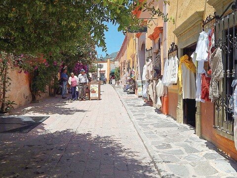 Eliminarán en Bernal comercios informales