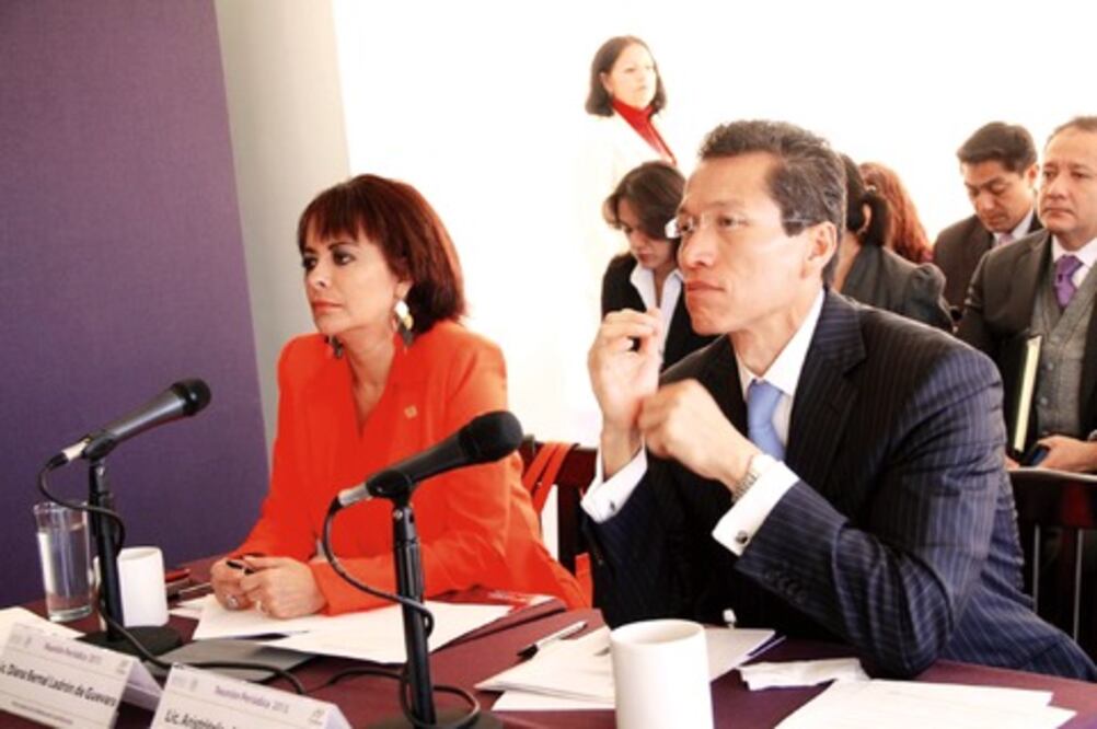  Revisan regularización de adeudos 