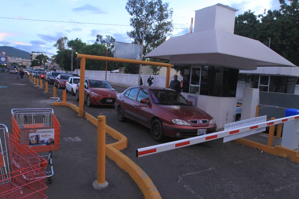 Obstaculizan gratuidad en estacionamientos 