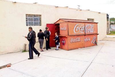 Detienen a 2 estafadores de escuelas primarias