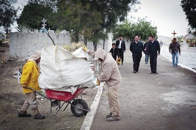 Loyola Vera supervisa estado de cementerios